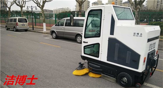 駕駛掃地車